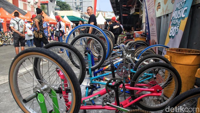 Nostalgia 80-90an di Festival Lintas Melawai Nuansa kehidupan 80-90an bisa Anda rasakan di gelaran Festival Lintas Melawau di kawasan Blok M, Jakarta.