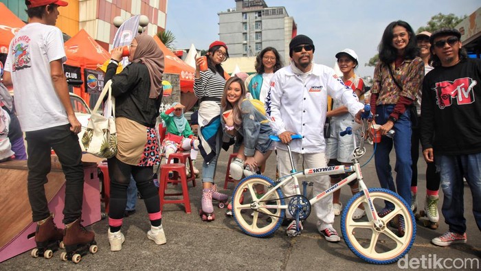 Nostalgia 80-90an di Festival Lintas Melawai Nuansa kehidupan 80-90an bisa Anda rasakan di gelaran Festival Lintas Melawau di kawasan Blok M, Jakarta.
