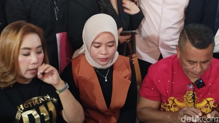 NR (tengah), istri yang melaporkan suami atas dugaan perselingkuhan dengan ibu kandungnya sendiri di Banten mendatangi Hotman Paris di Kopi Jhonny, Kelapa Gading, Jakarta Utara, Sabtu (29/7/2023).