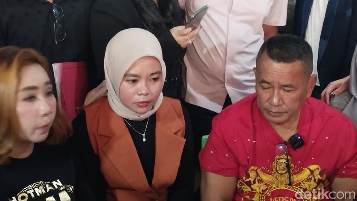 NR (tengah), istri yang melaporkan suami atas dugaan perselingkuhan dengan ibu kandungnya sendiri di Banten mendatangi Hotman Paris di Kopi Jhonny, Kelapa Gading, Jakarta Utara, Sabtu (29/7/2023).