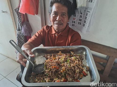 Oseng-oseng jambu mete di warung makan Pak Tesy, area Kantor Kejaksaan Negeri Wonogiri. Foto diunggah Sabtu (29/7/2023).