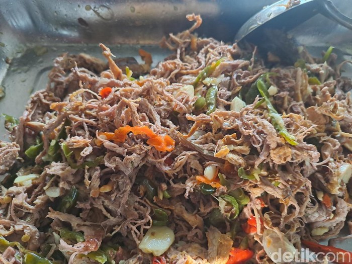 Oseng-oseng jambu mete di warung makan Pak Tesy, area Kantor Kejaksaan Negeri Wonogiri. Foto diunggah Sabtu (29/7/2023).