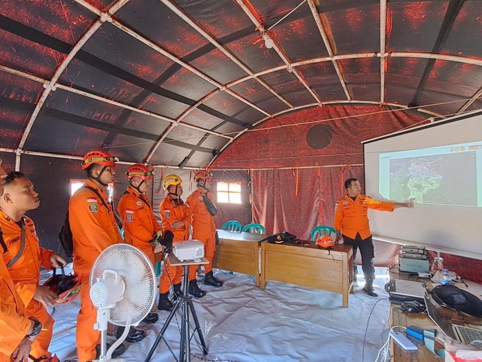 Pasukan elite Basarnas menyimak pemaparan kondisi lubang galian tambang emas tempat 8 penambang terjebak di Desa Pancurendang, Kecamatan Ajibarang, Banyumas, Sabtu (29/7/2023).