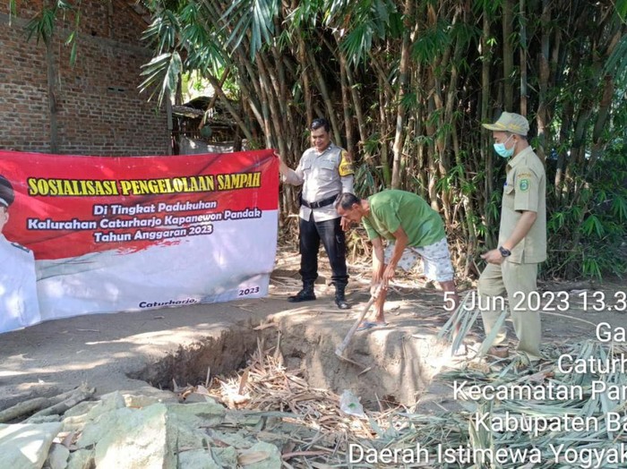 Pembuatan jugangan dalam Gerakan 5.000 Jugangan di Caturharjo, Pandak, Bantul, DIY. Diunggah Sabtu (29/7/2023).
