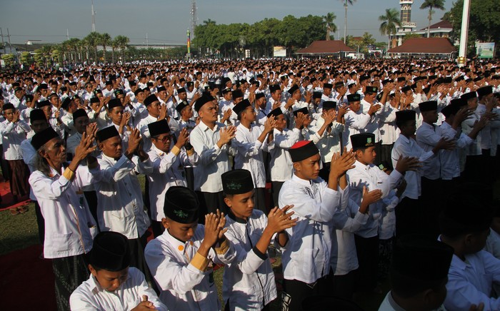 Bupati Jombang Mundjidah Wahab (kanan) menerima  piagam MURI dari perwakilan Museum Rekor Dunia Indonesia (MURI) Sri Wijayati (tengah) di Alun-alun Kabupaten Jombang, Jawa Timur, Sabtu (29/7/2023).  Pemecahan tiga rekor MURI sekaligus yakni Pagelaran Seni Rodat Ishari terbanyak yang diikuti 37.816 orang peserta, Pelajar Terbanyak Mengenakan Sarung dan Songkok dengan peserta 37.816 orang serta Sholawat Tibbil Qulub oleh Pelajar Terbanyak sejumlah 100.113 orang peserta dilakukan dalam rangka memperingati rangkaian Hari Jadi ke-113 Pemerintah Kabupaten Jombang. ANTARA FOTO/Syaiful Arif/rwa.