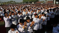 Peserta mengikuti pemecahan tiga rekor Museum Rekor Dunia Indonesia (MURI) di Alun-alun Kabupaten Jombang, Jawa Timur, Sabtu (29/7/2023).