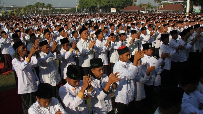 Bupati Jombang Mundjidah Wahab (kanan) menerima  piagam MURI dari perwakilan Museum Rekor Dunia Indonesia (MURI) Sri Wijayati (tengah) di Alun-alun Kabupaten Jombang, Jawa Timur, Sabtu (29/7/2023).  Pemecahan tiga rekor MURI sekaligus yakni Pagelaran Seni Rodat Ishari terbanyak yang diikuti 37.816 orang peserta, Pelajar Terbanyak Mengenakan Sarung dan Songkok dengan peserta 37.816 orang serta Sholawat Tibbil Qulub oleh Pelajar Terbanyak sejumlah 100.113 orang peserta dilakukan dalam rangka memperingati rangkaian Hari Jadi ke-113 Pemerintah Kabupaten Jombang. ANTARA FOTO/Syaiful Arif/rwa.