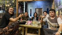 Berkumpul sebelum merencanakan perjalanan ke Gunung Haruman.