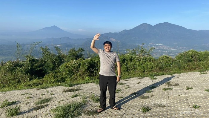Faulla Bagus Mauluddin menyapa para pembaca di Gunung Prabu Kian Santang