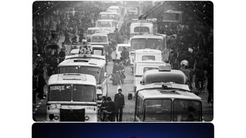 Pemandangan angkutan umum di jalanan raya Beijing di tahun 1984. Di masa kini jalanan tersebut menjelma menjadi megah dengan lampu-lampu kota serta gedung yang menjulang tinggi. (Foto: Reuters)  