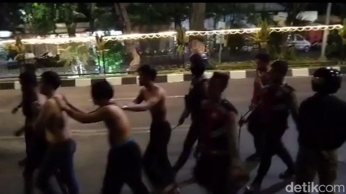 Pesilat diamankan usai konvoi di Surabaya
