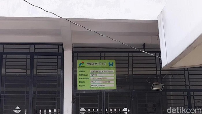 Plang di depan pangkalan gas yang digerebek Polda Sumut. (Finta Rahyuni/detikSumut)