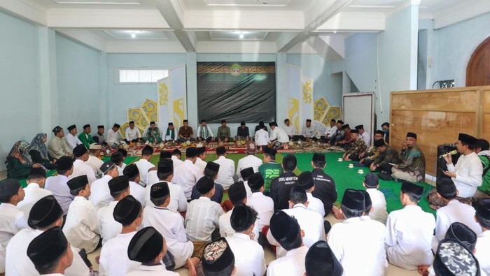 Plt Ketua Umum PPP Muhamad Mardiono menyambangi Pondok Pesantren Miftakhurrosyidin, Dusun Cekelan, Temanggung, Jawa Tengah.