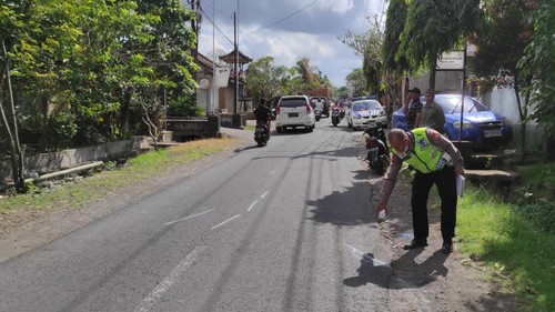 Polisi melakukan olah TKP di lokasi tabrak lari di jalan jurusan Dakdakan-Kaba Kaba, Desa Kaba Kaba, Kecamatan Kediri, Tabanan, Bali, Sabtu (29/7/2023). (istimewa)
