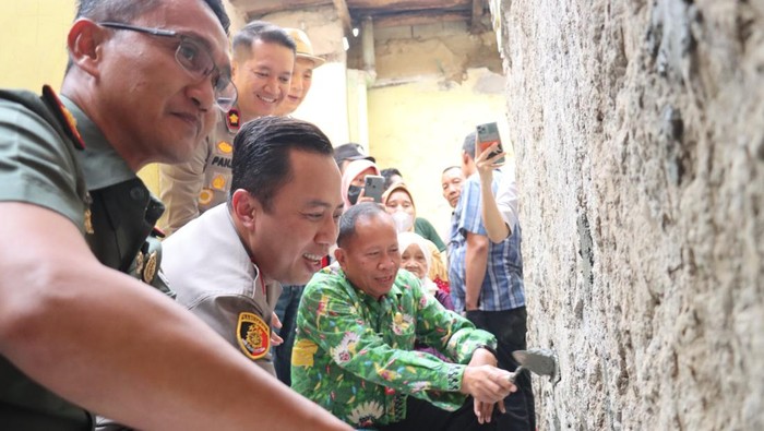 Polres Jaksel melakukan bedah rumah nenek Maysun (65) di Pancoran, Jakarta Selatan.