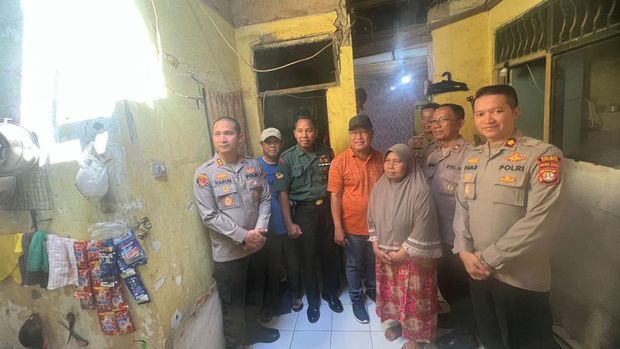 Polres Jaksel melakukan bedah rumah nenek Maysun (65) di Pancoran, Jakarta Selatan.