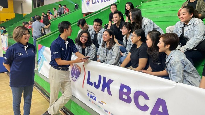 Potret Keseruan Liga Basket Jasa Keuangan Liga Basket “Liga Jasa Keuangan 2023” digelar di Jakarta. BCA turut ambil bagian dalam ajang yang digelar untuk mempererat hubungan antar lembaga keuangan itu.