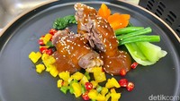Resep pertama yang dibagikan, beef teriyaki gulung. Tampilannya cantik dengan pendamping salad sayuran.