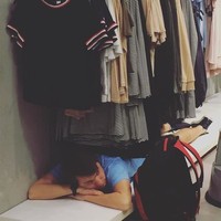 pria menunggu wanita belanja