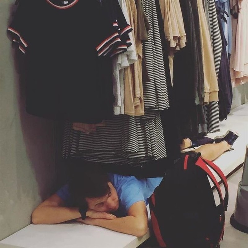 pria menunggu wanita belanja