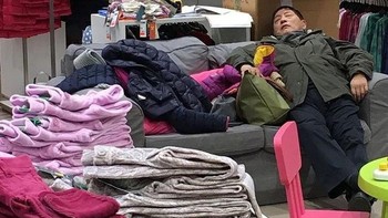 Saking lama menunggu sampai tertidur. (Foto: Brightside)