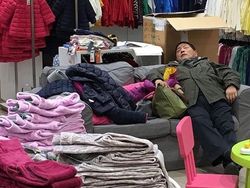 Begini Nih Jika Pria Tunggu Wanita Berbelanja, Mesti Kuat
