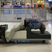 pria menunggu wanita belanja