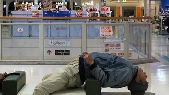 Saking lelahnya menunggu. (Foto: Brightside)