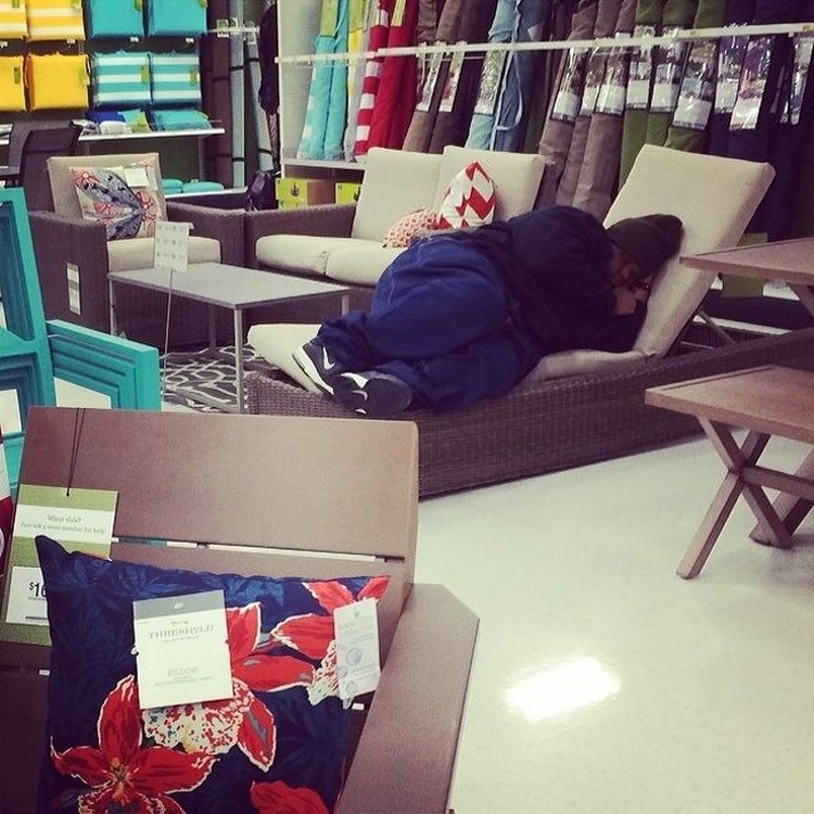 pria menunggu wanita belanja