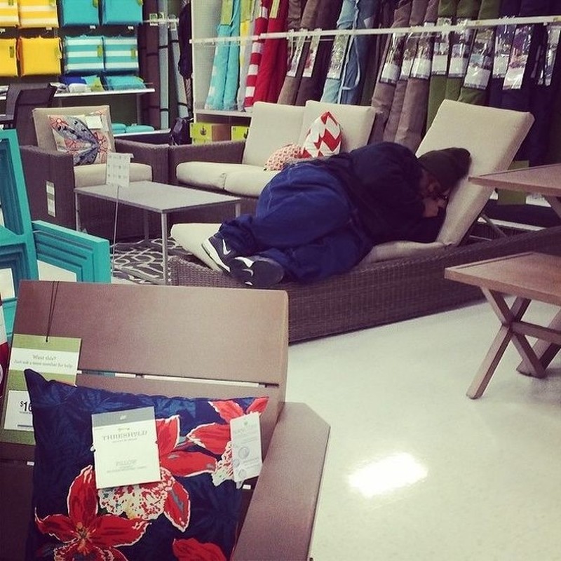 pria menunggu wanita belanja