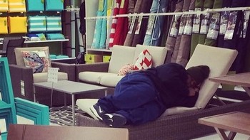 Tidur dulu saja sambil menunggu. (Foto: Brightside)