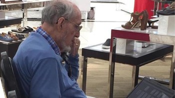 Mengatasi kebosanan, kakek ini bermain game di laptopnya. (Foto: Brightside)