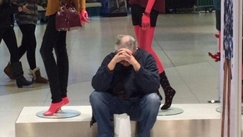 Terduduk merenung. Foto: Brightside