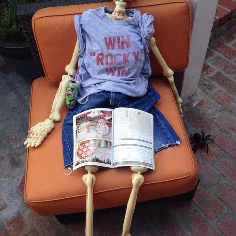 pria menunggu wanita belanja