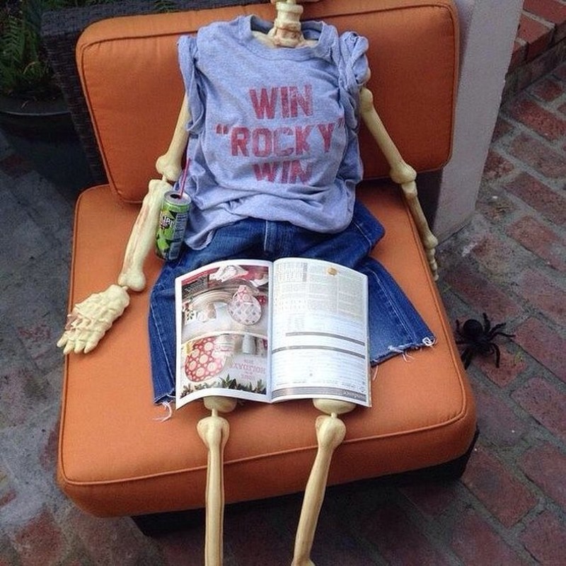 pria menunggu wanita belanja