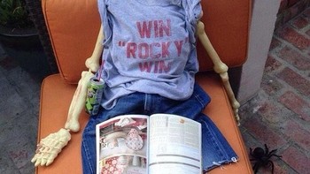 Kocak! terlalu lama menunggu wanitanya belanja, pria ini sampai jadi tengkorak. (Foto: Brightside)