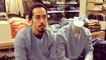 Kebanyakan wanita memang senang belanja di mal. Meski hanya lihat-lihat saja, sang pria pun harus sabar menunggu mereka selesai berbelanja. Yang ini sampai jadi mirip manekin di sebelahnya (Foto: Brightside)