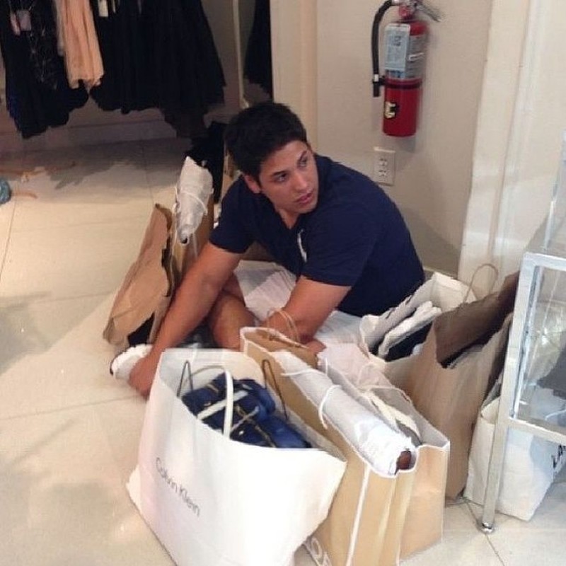 pria menunggu wanita belanja