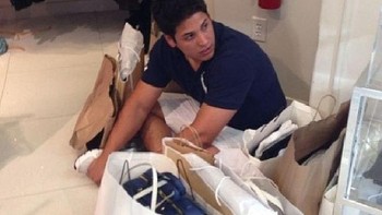 Tangan pun harus siap membawa belanjaan yang banyak. (Foto: Brightside)