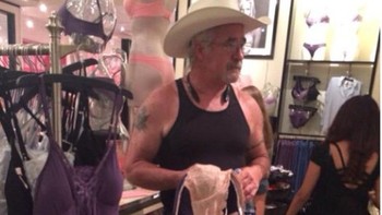 Dan harus tebal muka jika harus diminta untuk membawa pakaian dalam seperti ini. (Foto: Brightside)