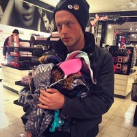 pria menunggu wanita belanja