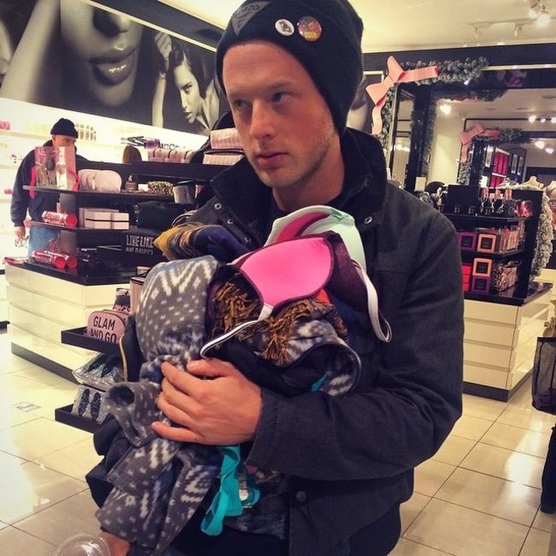 pria menunggu wanita belanja