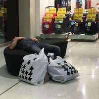 pria menunggu wanita belanja