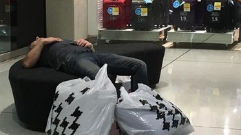 Saking lelahnya menemani belanja, para pria ini pun bisa sampai tertidur. (Foto: Brightside)