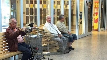 Siap menanti dengan troli belanjaan. (Foto: Brightside)