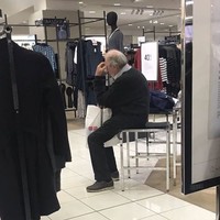 pria menunggu wanita belanja