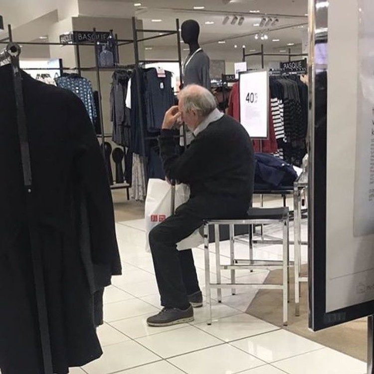 pria menunggu wanita belanja