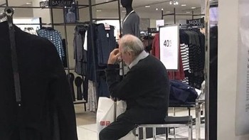 Sampai pusing menunggu sang istri. (Foto: Brightside)