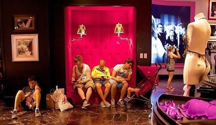 pria menunggu wanita belanja