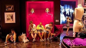 Para pria yang kompak mengunggu pasangannya masing-masing. (Foto: Brightside)